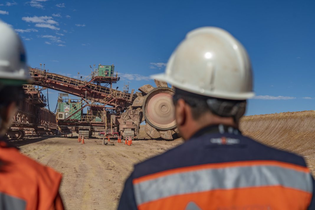 El informe “Distritos Productivos para el Desarrollo de la Minería”, elaborado por el Centro de Estudios y Documentación Mineros de la Sociedad Nacional de Minería (CEMS), identificó al menos 14 zonas entre las regiones de Tarapacá y O'Higgins con potencial para fomentar la operación colaborativa entre distintas compañías, similar al trabajo conjunto acordado entre Codelco y Anglo American en distrito Andina-Los Bronces.