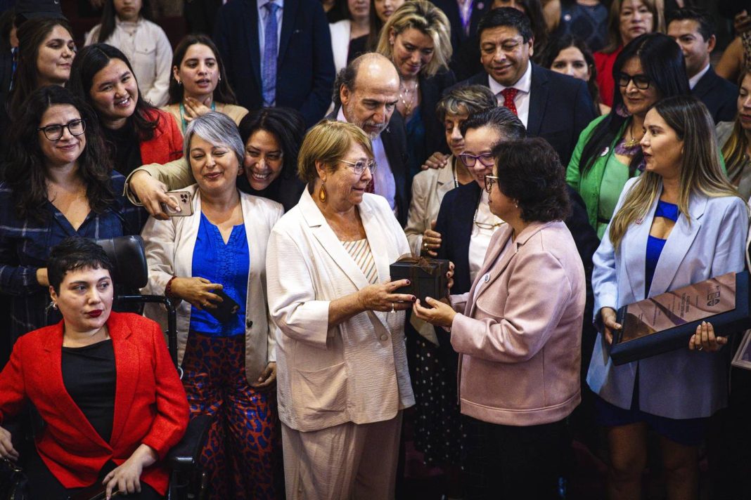 Conmemoración de los 10 años de Mesa Mujer y Minería, y aumento de la participación femenina en el sector.