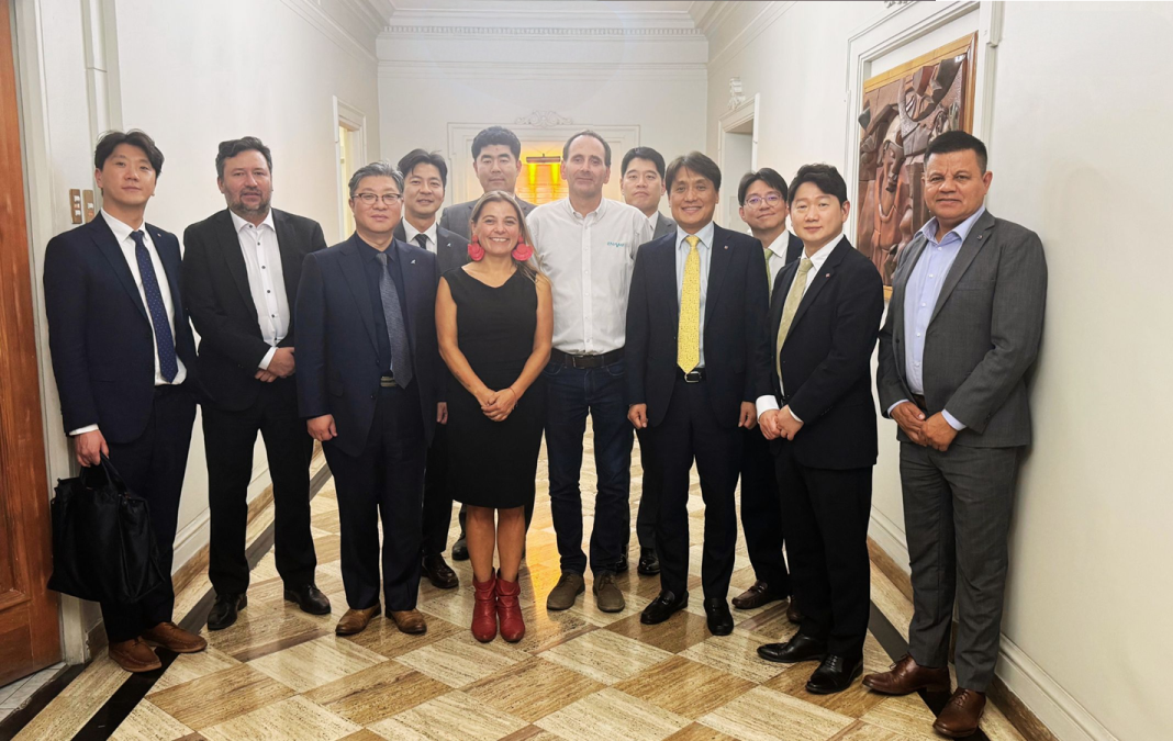 La Empresa Nacional de Minería (ENAMI) sostuvo una reunión de alto nivel con una delegación coreana conformada por representantes de Korea Mine Rehabilitation and Mineral Resources Corp. (KOMIR) y LX International, parte del Grupo LG, con el objetivo de avanzar en relaciones estratégicas y definir planes concretos de colaboración.