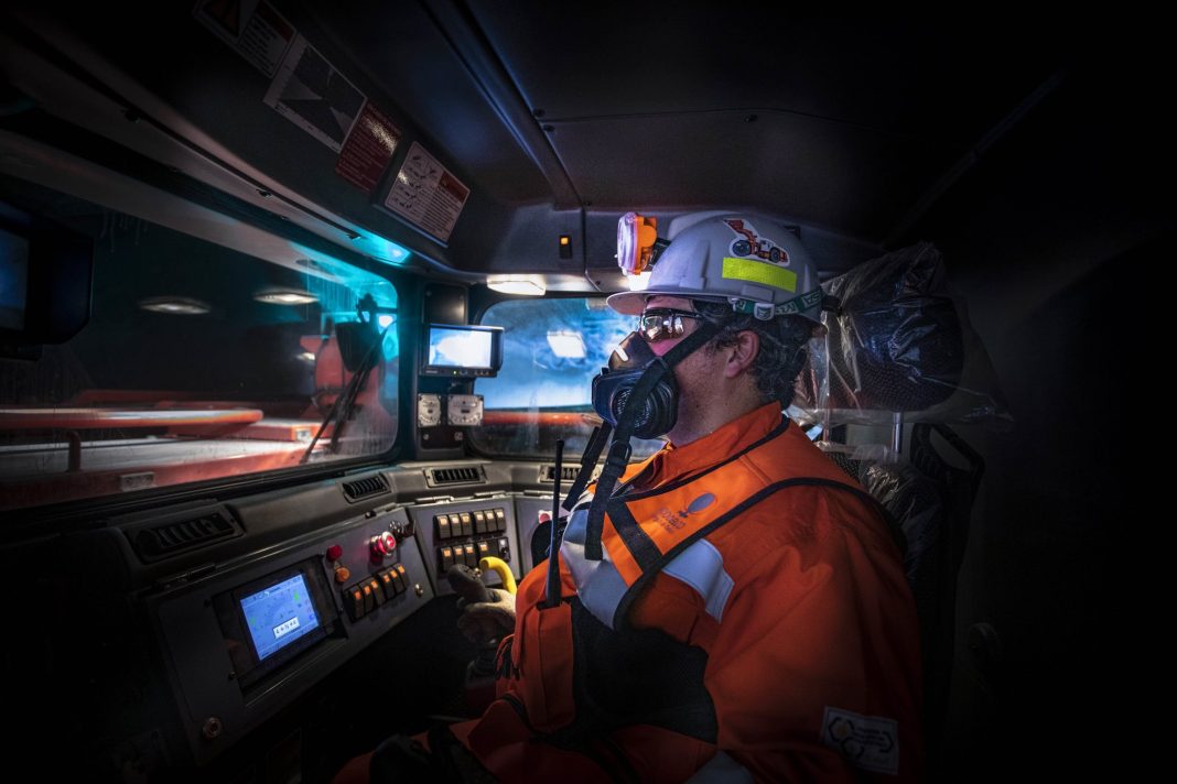 Según el “Estudio de demanda de perfiles 4.0 en Minería”, realizado por Impulsa 4.0, un programa de la Corporación Clúster Minero de la región y la Alianza CCM-Eleva, de los 12.500 trabajadores que requeriría la minería en la próxima década, al menos 2.500 corresponderán a perfiles que requerirán mayores competencias tecnológicas y habilidades transversales habilitantes.