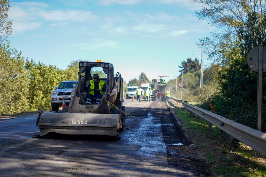 El objetivo fue analizar la resistencia en terreno, dentro de una ruta de tráfico medio-alto, en obras donde se reemplaza el árido natural por silicato de hierro, aplicándolo como árido artificial.