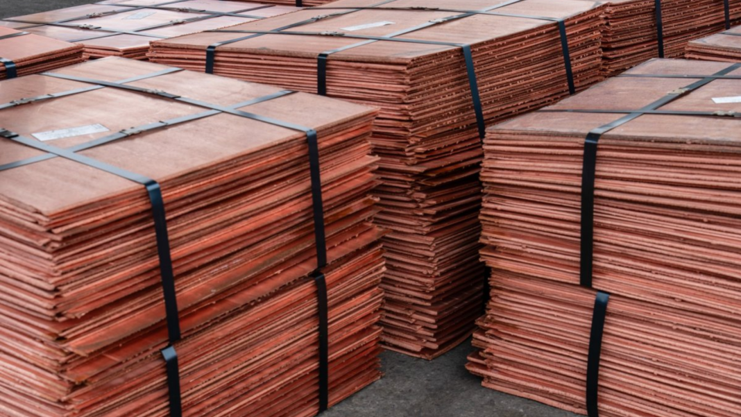 Cobre sube impulsado por escasez de suministro inmediato y debilitamiento del dólar